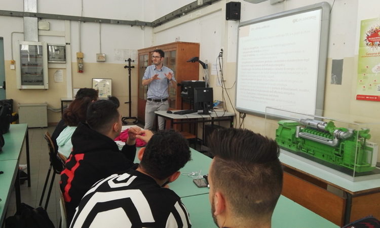 Gli studenti della Quinta Energia dell'Istituto Corni di Modena assistono alla lezione sulla Cogenerazione e Trigenerazione