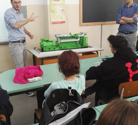 Un modellino in scala dei motori GE Jenbacher ha favorito la comprensione e l'approfondimento dei processi di produzione energetica da parte degli studenti